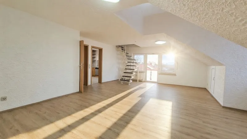 Leerstehende Maisonette-Wohnung mit zwei Balkonen & begehbarem Kleiderschrank