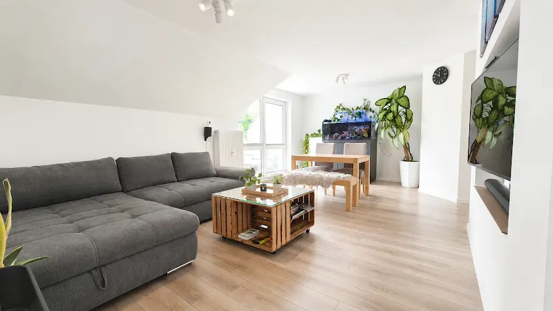 Hell & Modernisiert - 3 Zimmer DG-Wohnung mit EBK, Stellplatz und Photovoltaik – Ihr neues Zuhause!
